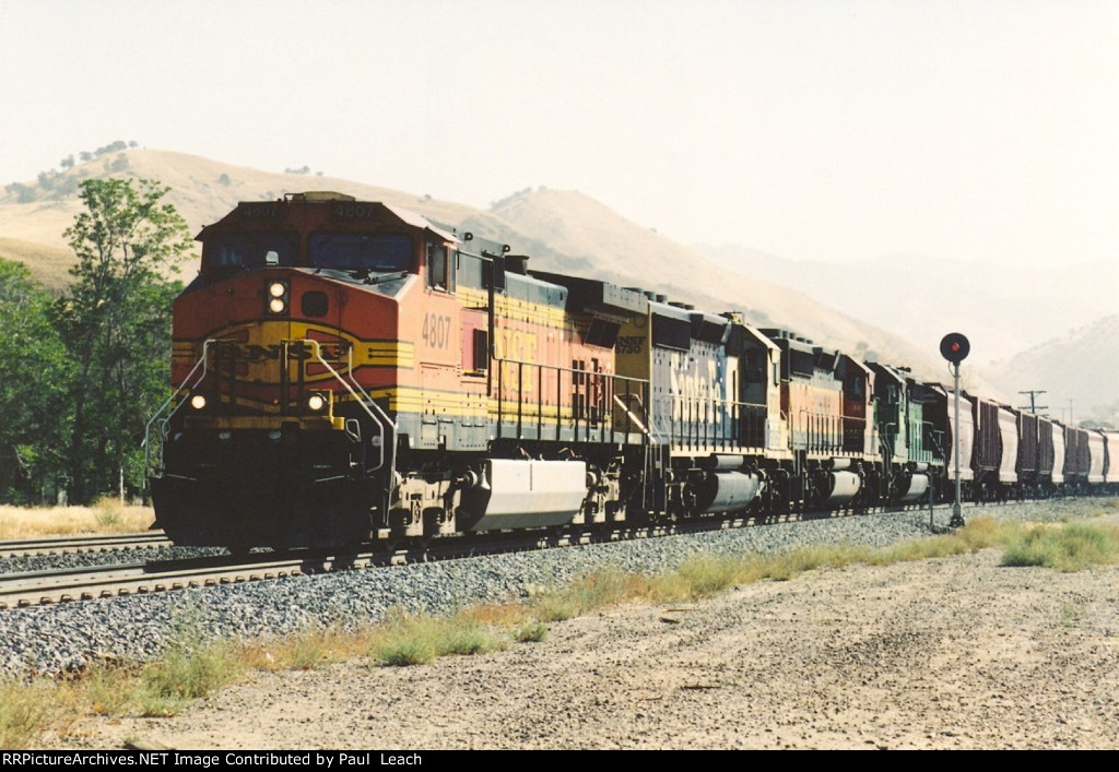 Grain train rolls west through the curve
